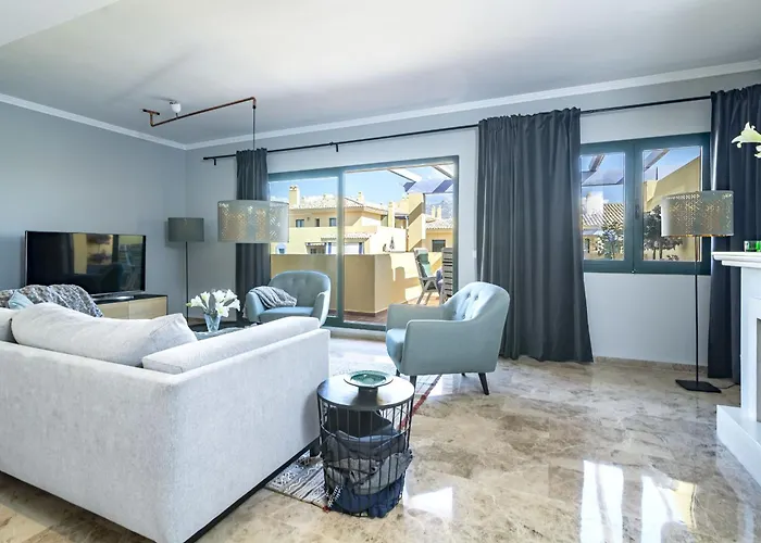 La- Beautiful 3 Bedroom Penthouse Close To Sea *